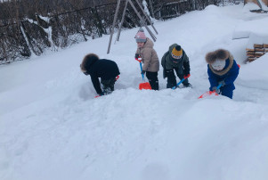 "Уборка снега на участке" старшая группа "Уборка снега на участке" старшая группа.